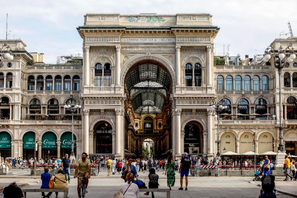 Le scritte sul frontone della Galleria sono visibili da piazza Duomo - Ansa