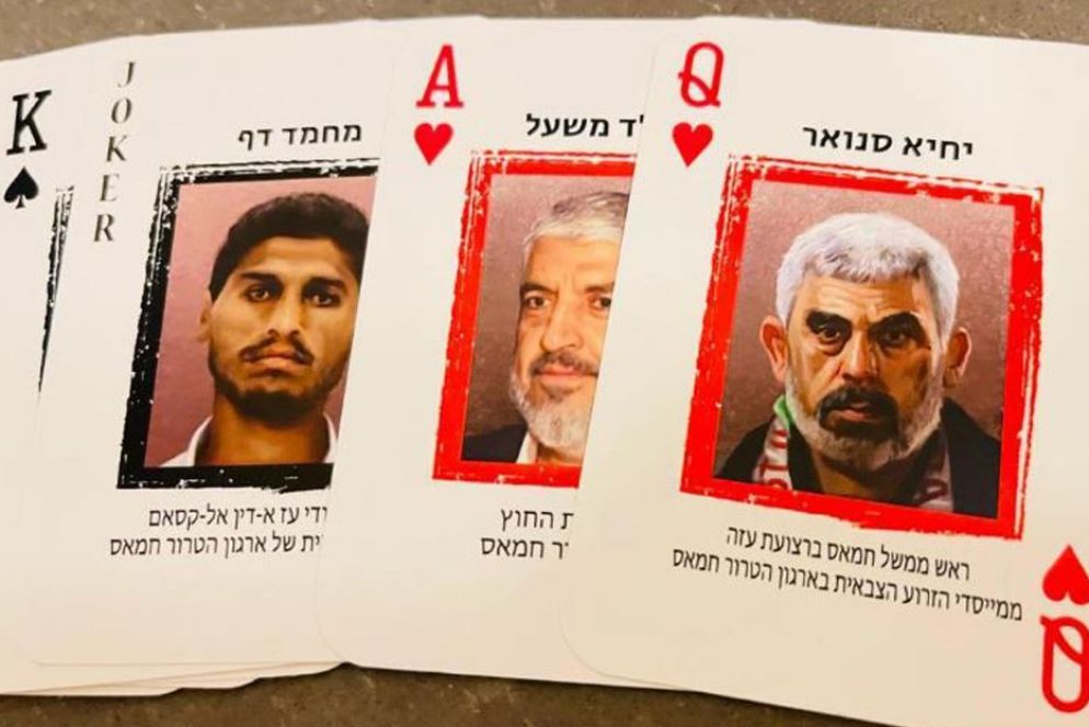 Alcune della carte da gioco distribuite ai soldati israeliani dell'Idf a Gaza. Ogni mazzo contiene 52 immagini di figure di spicco di Hamas - Ansa