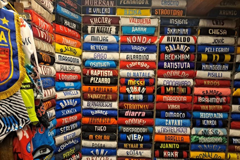 La raccolta delle magliette di tutte le sqadra - Foto Castellani