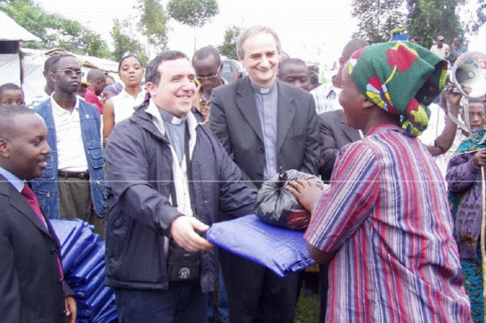 Un giovane Zuppi consegna aiuti umanitari in Mozambico - .