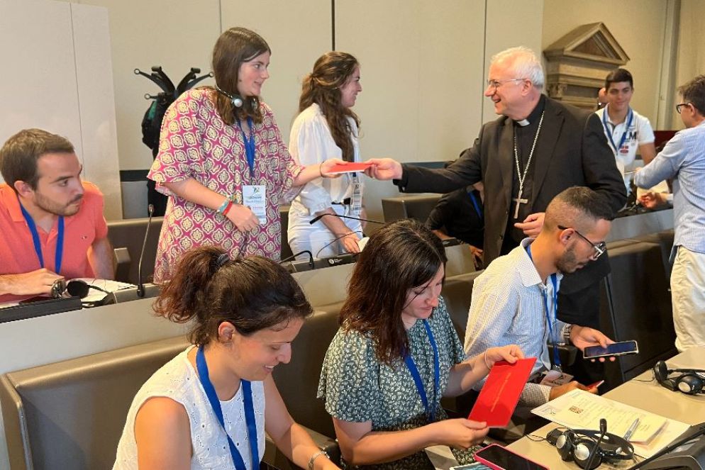 Il segretario generale della Cei, l'arcivescovo Giuseppe Batori, con i ragazzi del Consiglio dei giovani del Mediterraneo riunito a Firenze - Gambassi