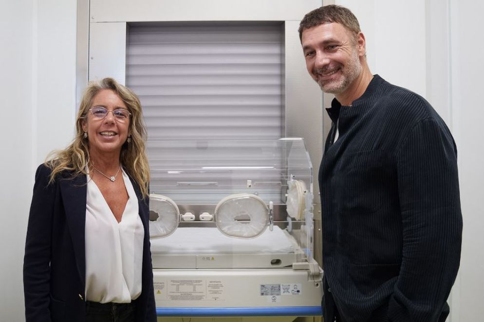 Mariavittoria Rava e Raoul Bova accanto alla nuova culla del Gemelli - Reply Studio Srl