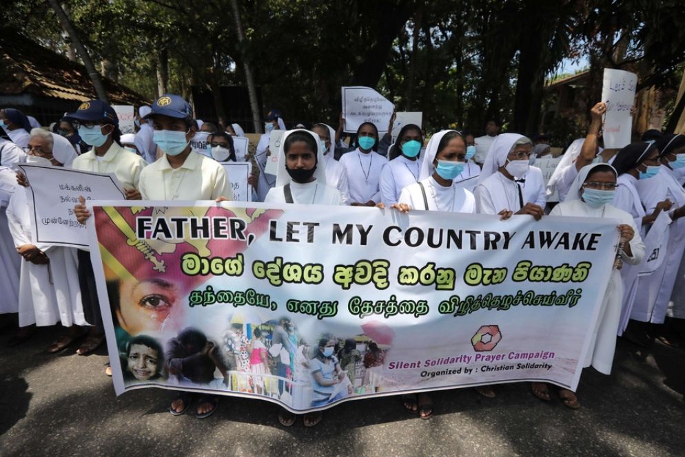 Un gruppo di suore cattoliche in piazze contro la corruzione - Reuters