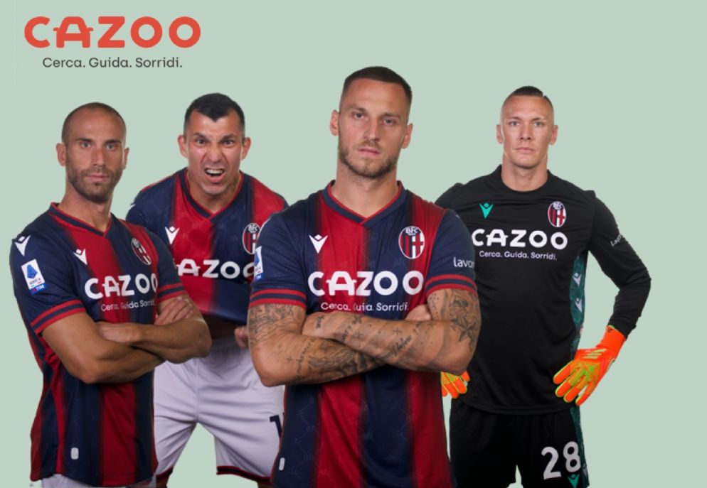 I giocatori del Bologna con le maglie sponsorizzate da Cazoo - Bologna FC