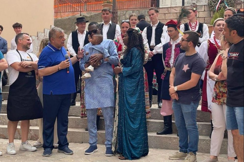 La festa per una famiglia di migranti a San Marco d’Alunzio in provincia di Messina - Anci Sicilia