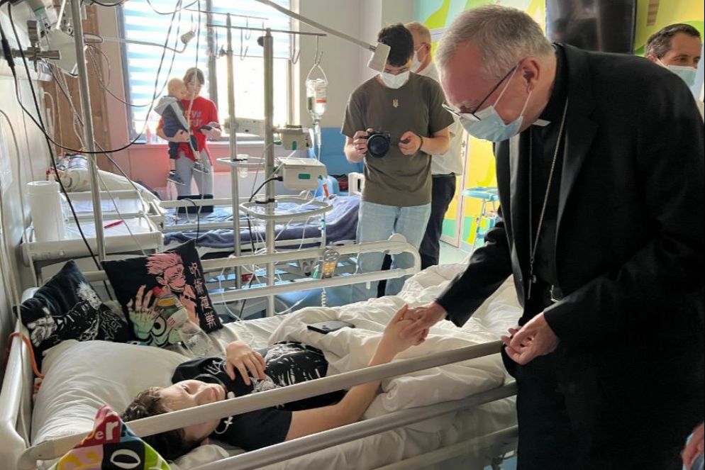 Il cardinale Parolin fra i piccoli pazienti del reparto oncologico nell'ospedale pediatrico di Kiev bombardato due settimane fa - Gambassi