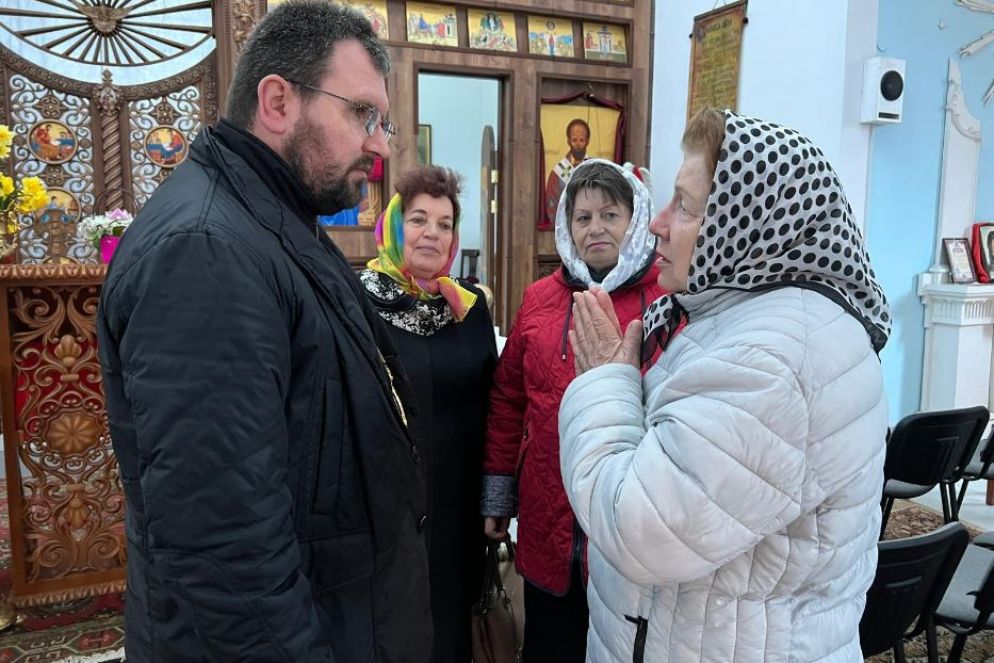 Maksym Ryabukha, vescovo greco-cattolico di Donetsk, con i suoi fedeli - Gambassi