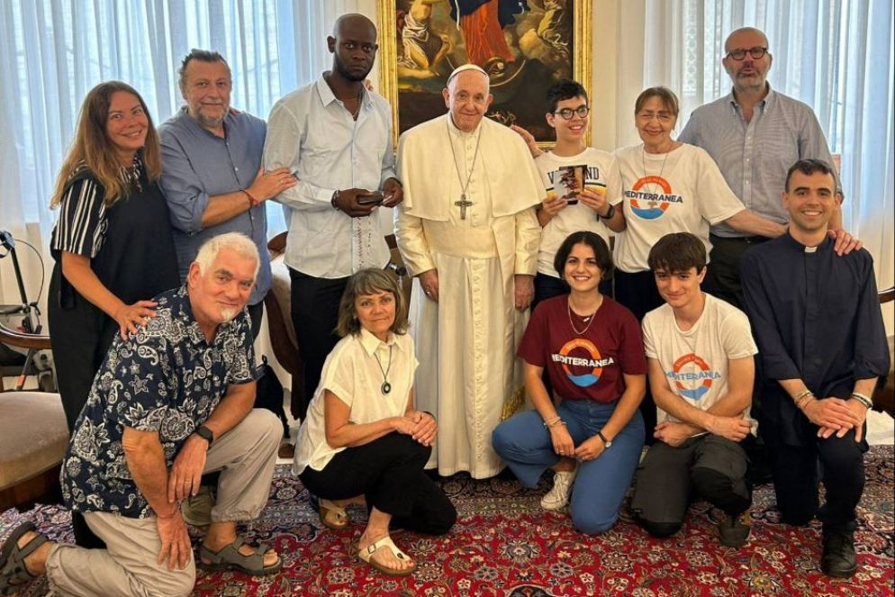 Una foto di gruppo dell'incontro che il Papa ha avuto con il migrante Bentolo - N.S.