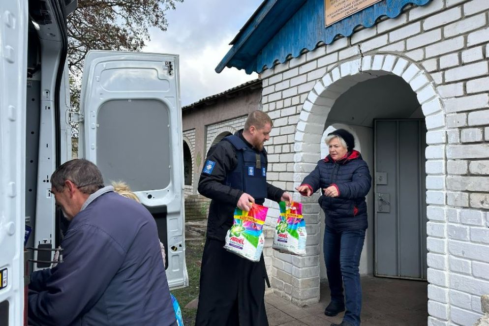 La Caritas Ucraina consegna gli aiuti nel villaggio della strage russa con il direttore padre Andriy Nasinnyk - Gambassi