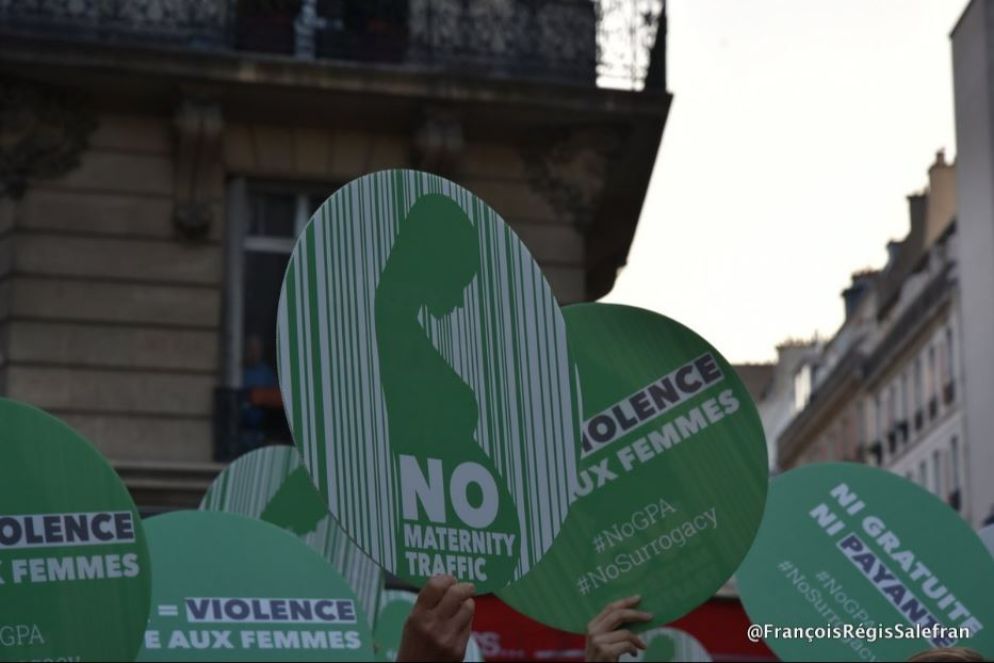 Iniziativa di piazza a Parigi contro il commercio della maternità e dei bambini