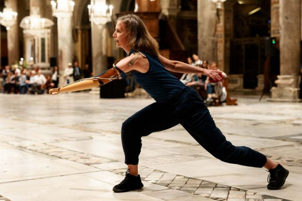 La danzatrice statunitense Annie Hanauer in "Updraft" ad Aracoeli