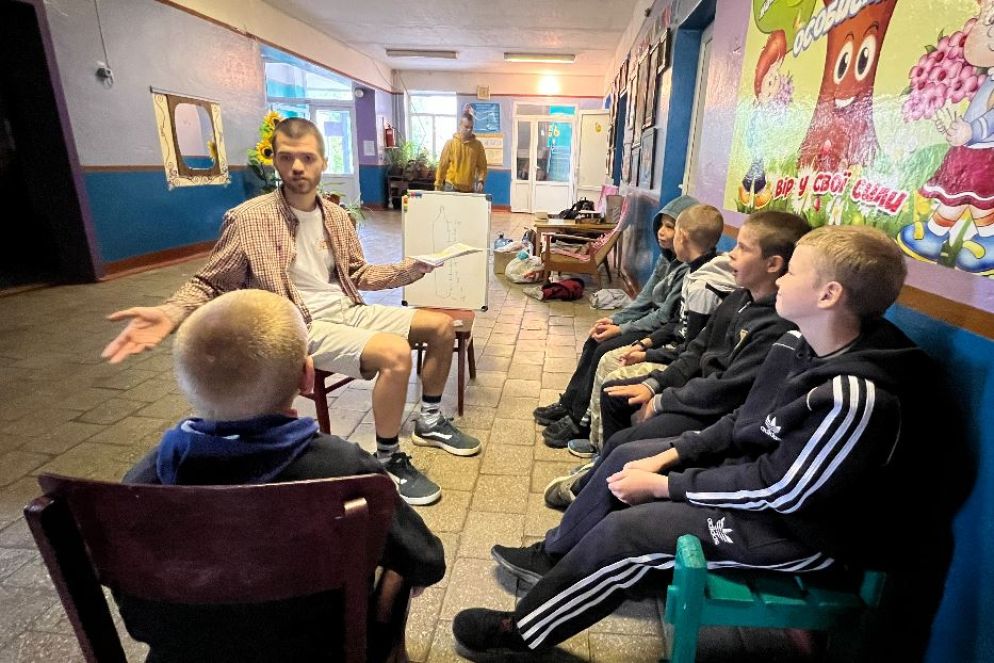 Oleg Klymonchuk, prima di diventare prete, durante l'oratorio estivo itinerante per aiutare i bambini con traumi di guerra - Gambassi