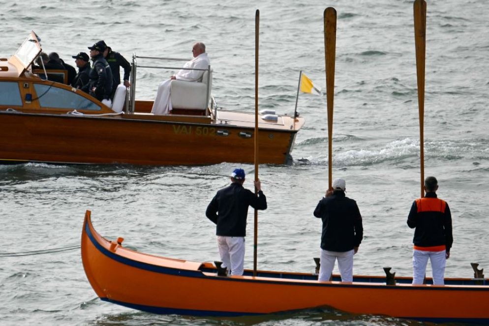 L'omaggio dei remieri al passaggio del Papa - Ansa