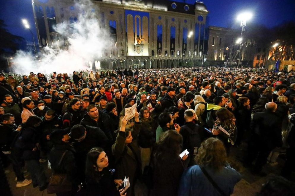 Migliaia anche ieri i manifestanti davanti al Parlamento di Tbilisi - Ansa
