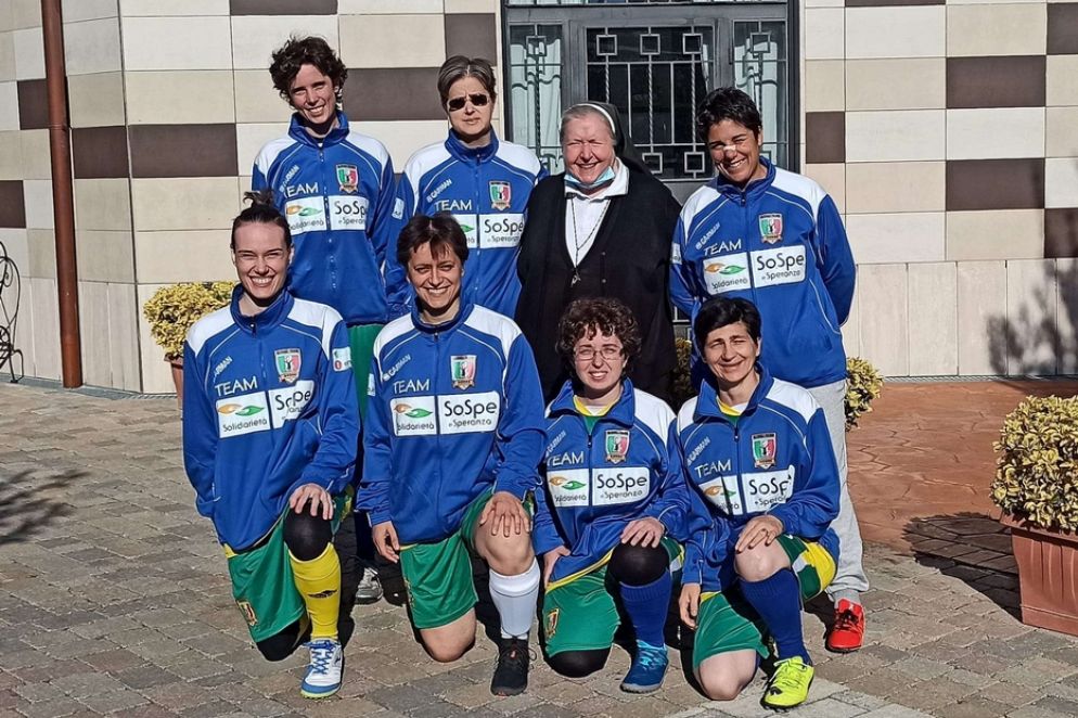 La Sister Football Team la prima Nazionale al mondo composta da suore e religiose Sotto: suor Annika Fabbian, punta di diamante della squadra - .