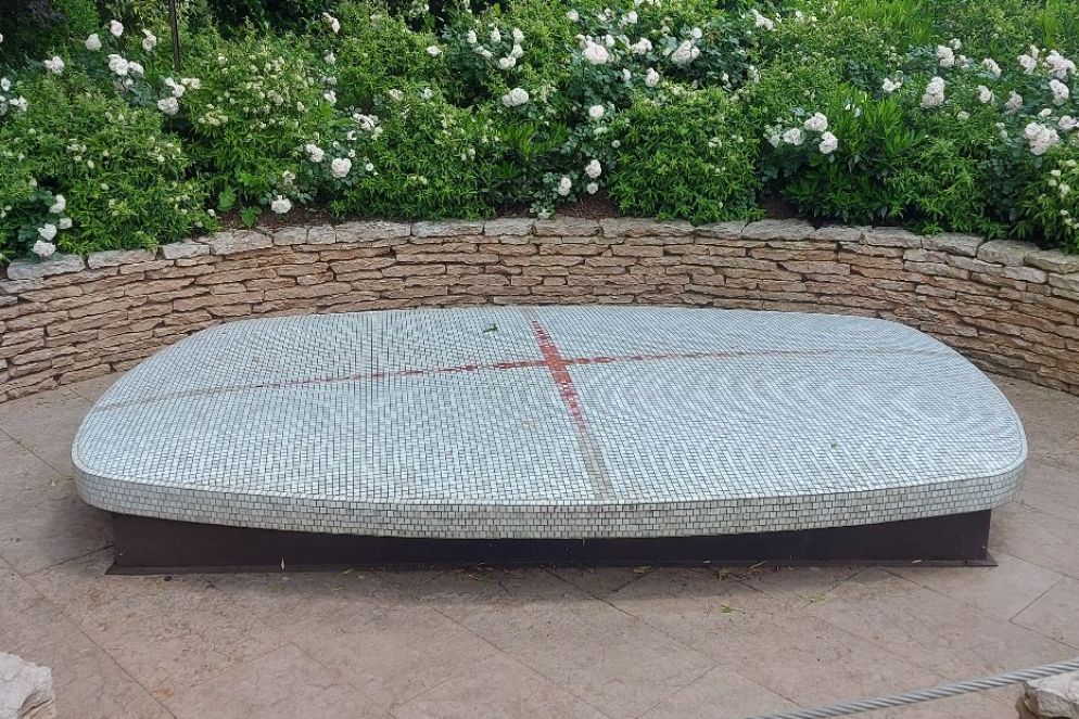 La tomba dov'è sepolto monsignor Giuseppe Ciccarelli, in un angolo del giardino della Rsa di San Giovanni Lupatoto - .