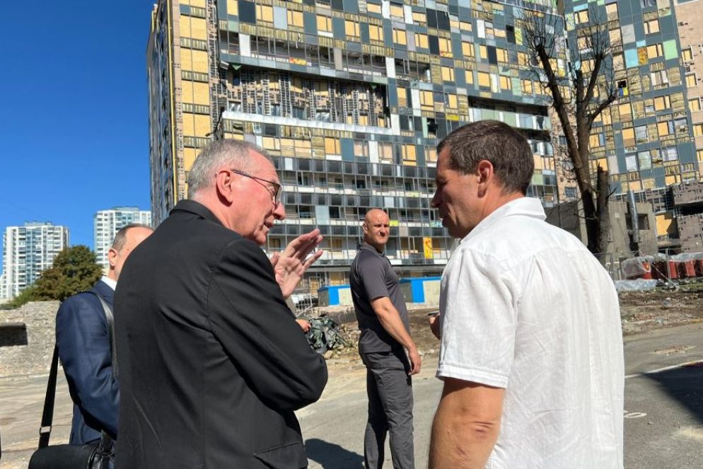 Il cardinale Parolin visita l'ospedale pediatrico di Kiev bombardato due settimane fa - Gambassi