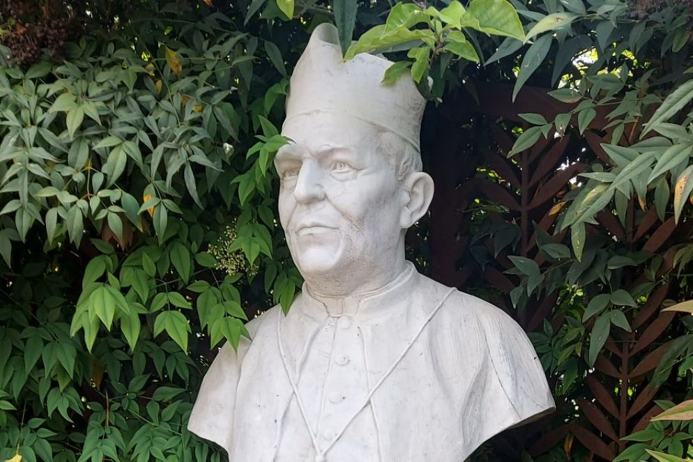 Il busto di monsignor Giuseppe Ciccarelli nel giardino della "sua" casa di riposo a San Giovanni Lupatoto (Verona) - .