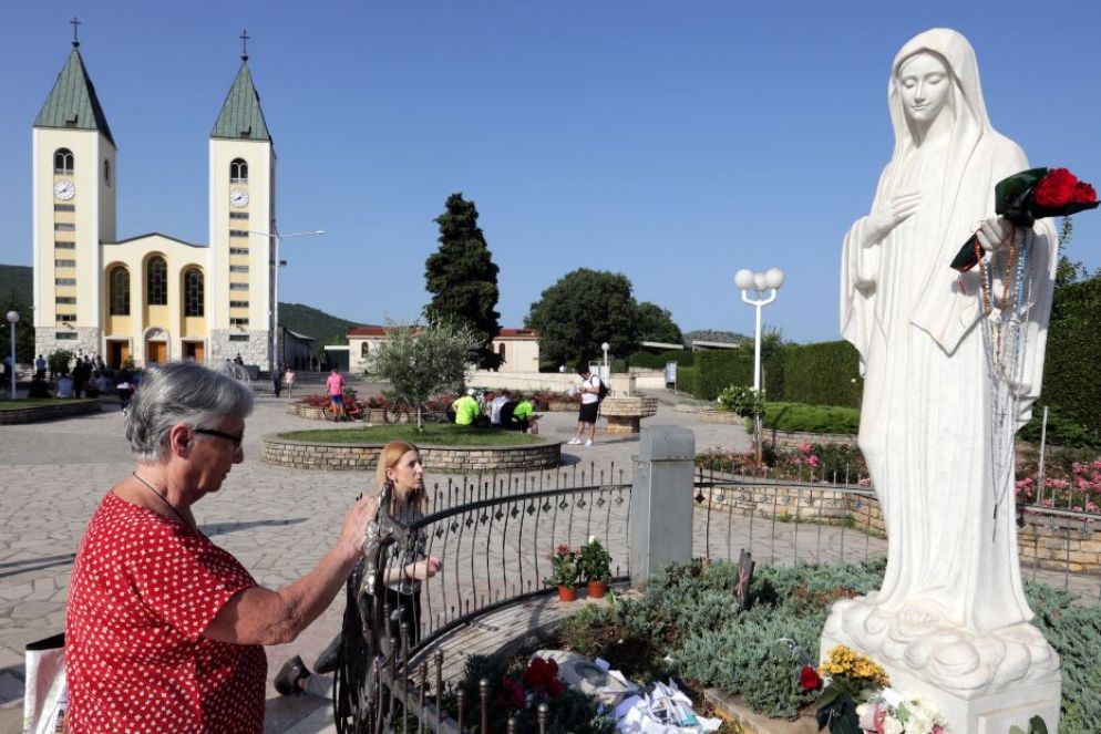 Davanti alla statua della Madonna - Ansa