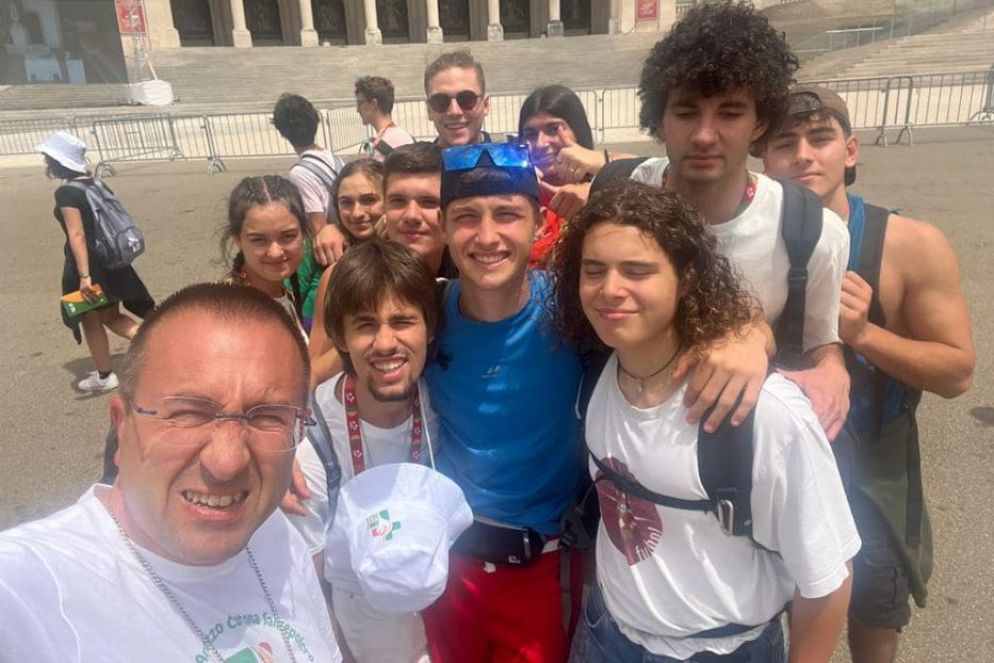 Il vescovo Andrea Migliavacca con i giovani della diocesi di Arezzo-Cortona-Sansepolcro che partecipano alla Gmg di Lisbona - Facebook