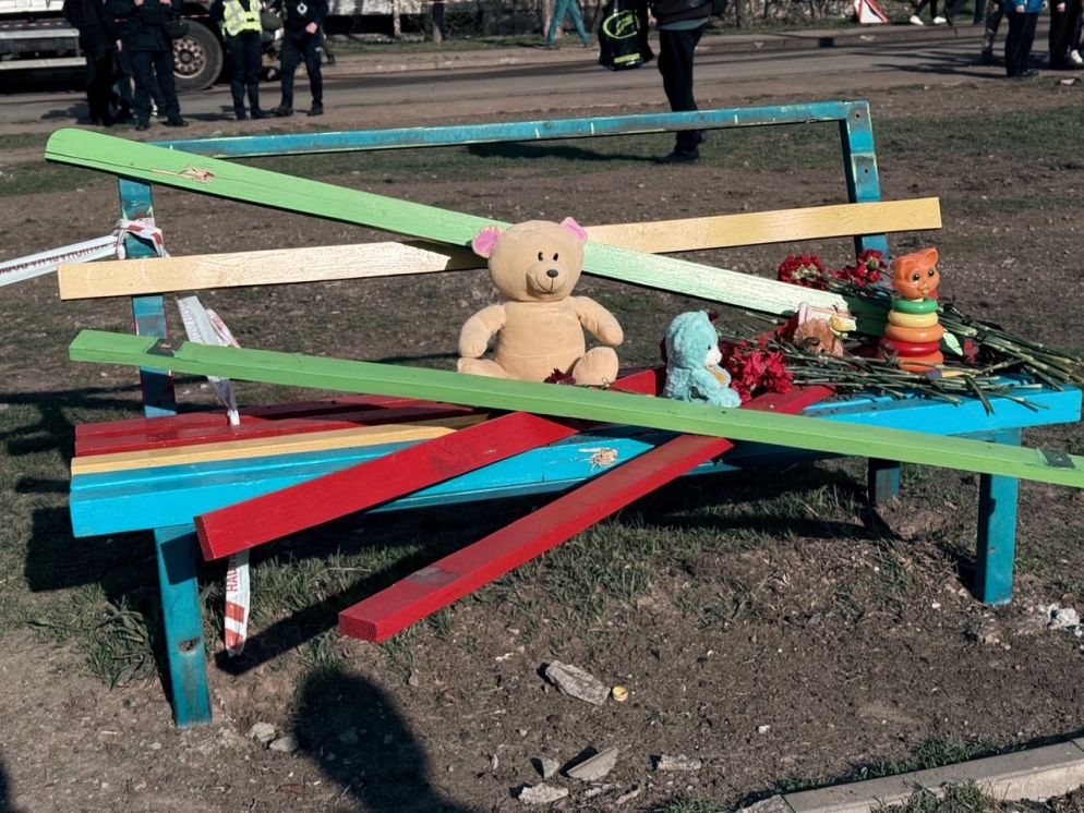 Una delle panchine su cui sono stati uccisi vbambini e loro familiari - Scavo