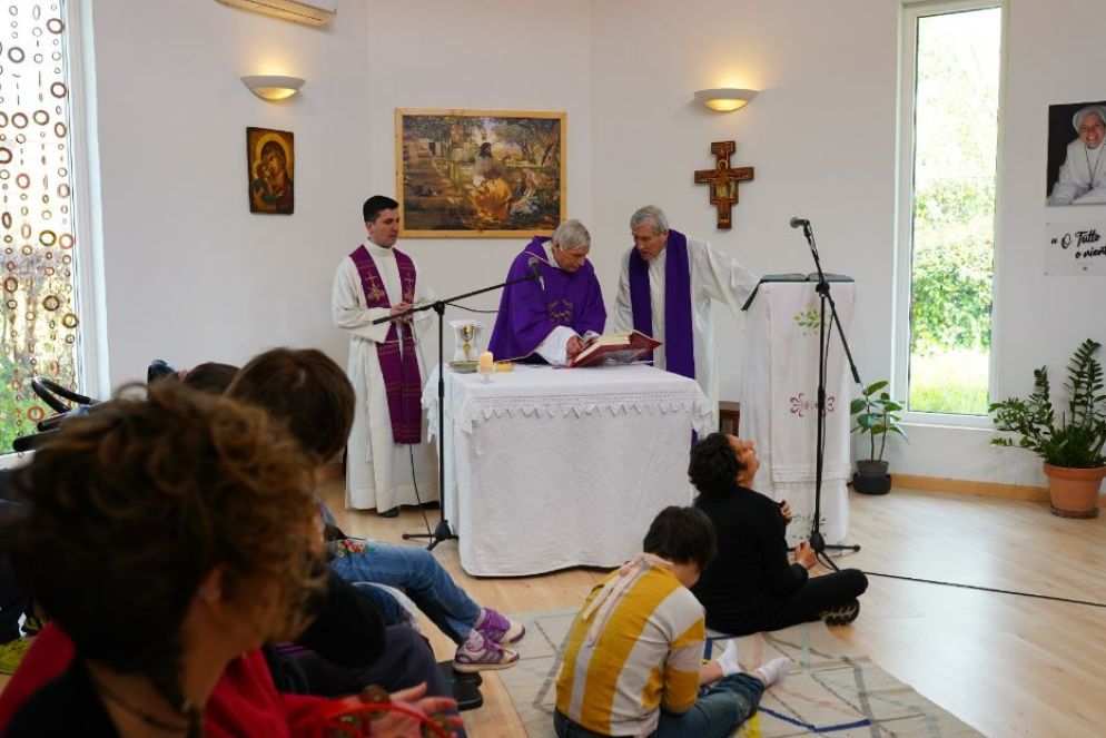 Un momento della liturgia eucaristia nella comunità romana per disabili - .