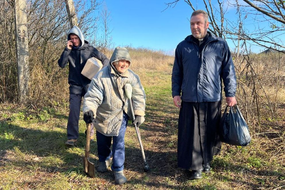Il parroco greco-cattolico di Izyum, don Petro Maika, mentre porta gli aiuti ai poveri di guerra - Gambassi