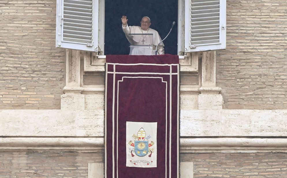 Il Papa saluta i fedeli al momento dell'Angelus del 5 gennaio - ANSA