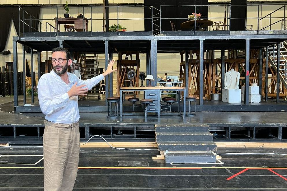 Mario Acampa, regista del “Cappello di paglia” durante le prove nei laboratori ex Ansaldo - Gambassi