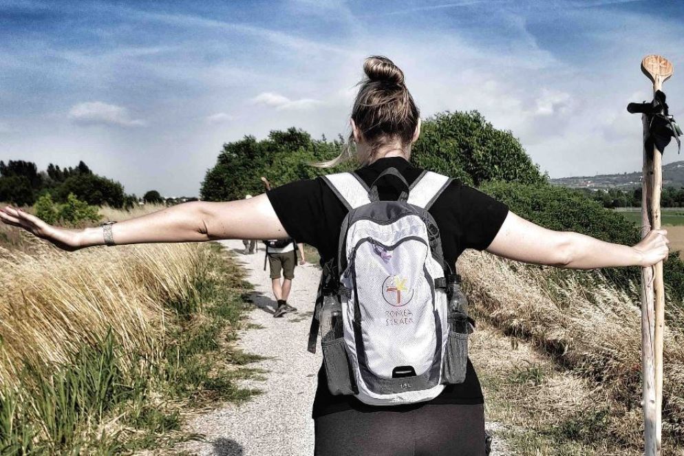 La Via Romea Strata, una pellegrina in cammino lungo la tappa Monselice-Este - Fondazione Homo Viator Romea Strata