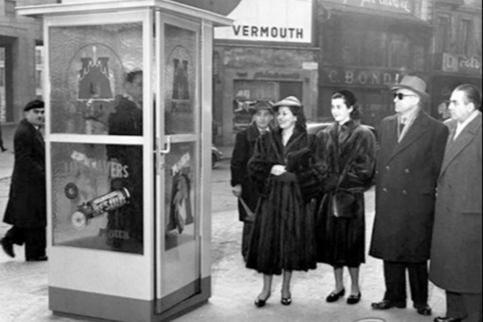 La prima cabina telefonica a Milano, in piazza San Babila: fu inaugurata il 10 febbraio del 1952 - .