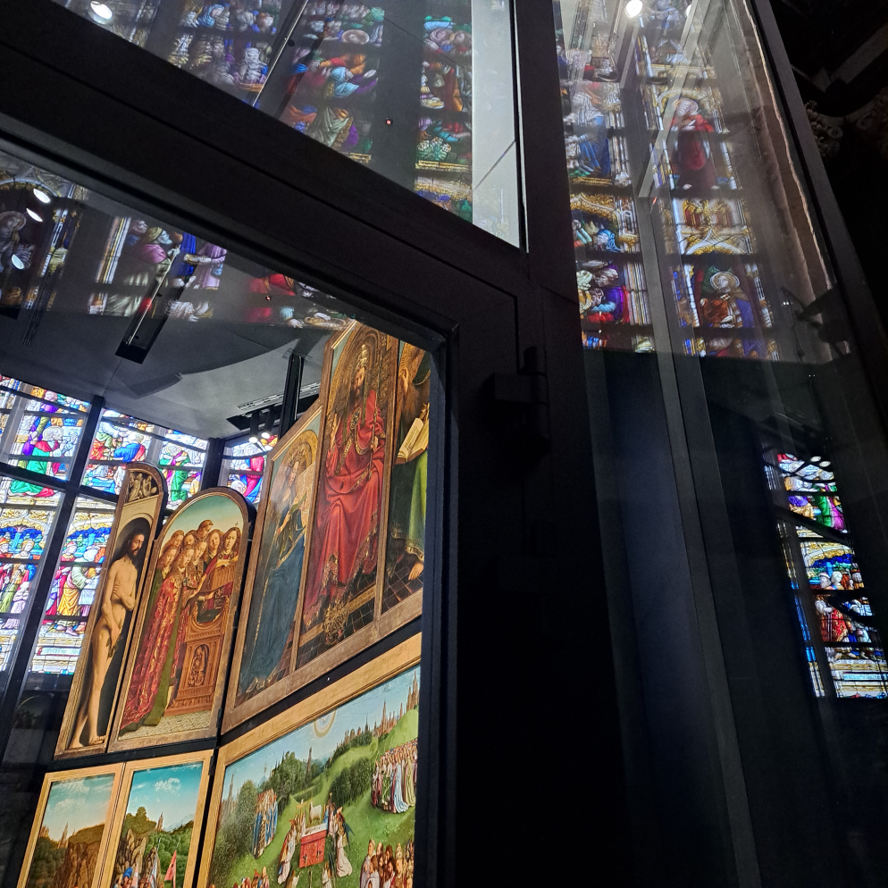 Una vista laterale del Polittico dell'Agnello mistico nella cattedrale di San Bavone - Gand, cattedrale di San Bavone