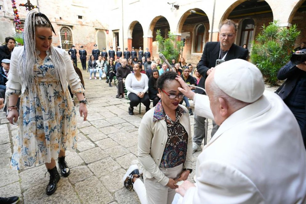 Francesco benedice una signora - Ansa