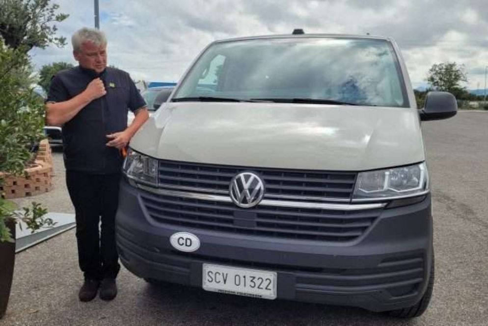 L’Elemosiniere entra per la quarta volta in un'Ucraina devastata e in guerra dal 24 febbraio scorso e donerà il pulmino per impiegarlo nella distribuzione di aiuti ai poveri. - Vatican Media