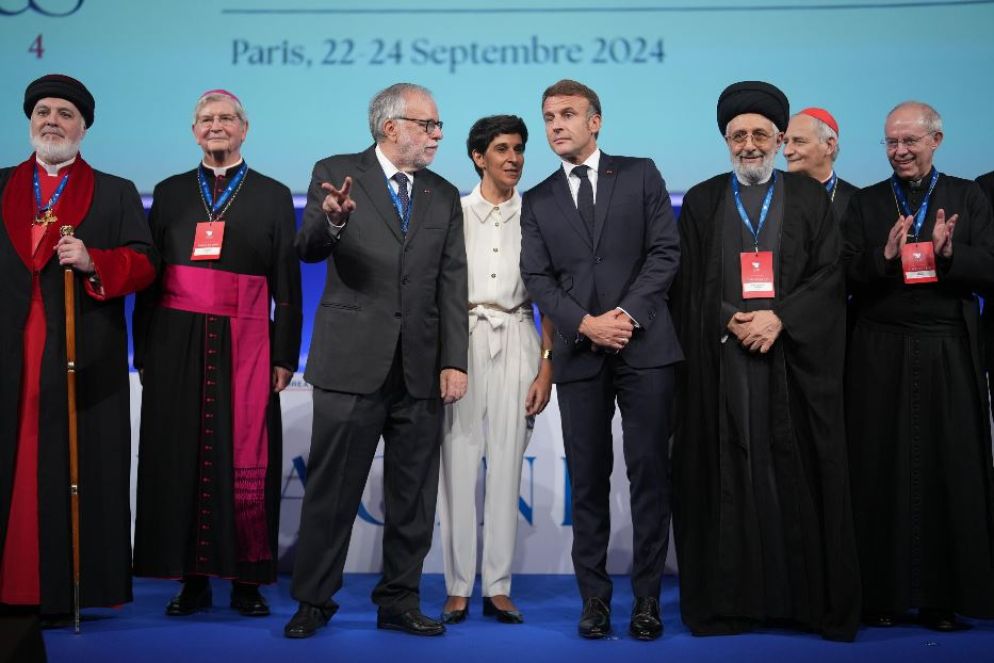 Il presidente Macron con Andrea Riccardi all'incontro internazionale per la pace organizzato da Sant'Egidio a Parigi - Ansa