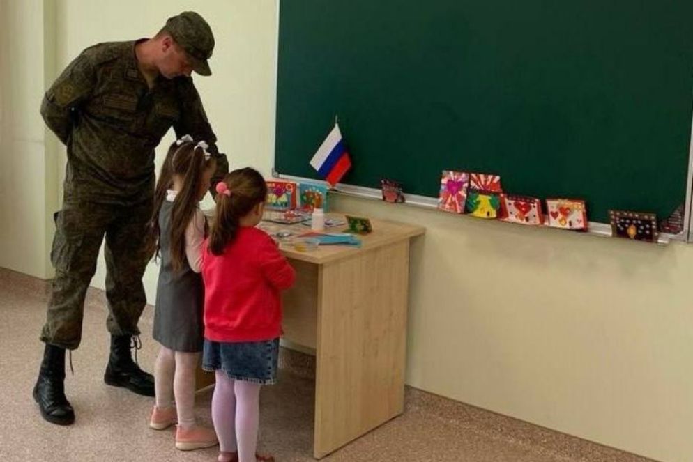 I bambini con i soldati russi per prepararsi al Giorno della vittoria a Melitopol, la città nella parte occupata della regione di Zaporizhzhia - Telegram
