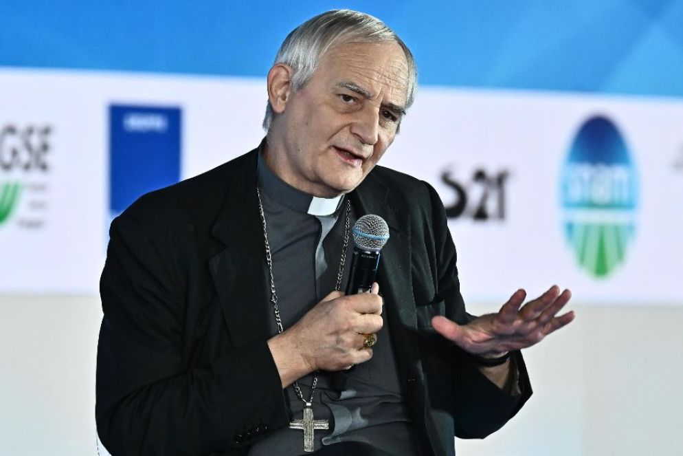 Il cardinale Matteo Zuppi all'assemblea dell'Anci di Genova - Ansa