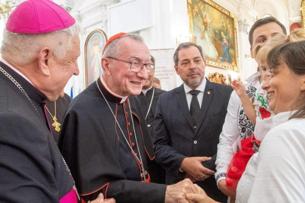 Il cardinale Pietro Parolin durante la sua visita in Ucraina a luglio. A fianco del porporato l’ambasciatore ucraino presso la Santa Sede, Andrii Yurash - @AndriiYurash