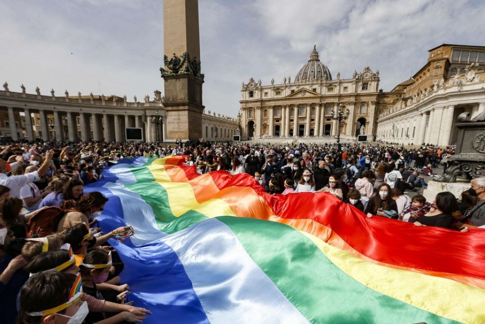 La bandiera della pace in piazza San Pietro - Ansa