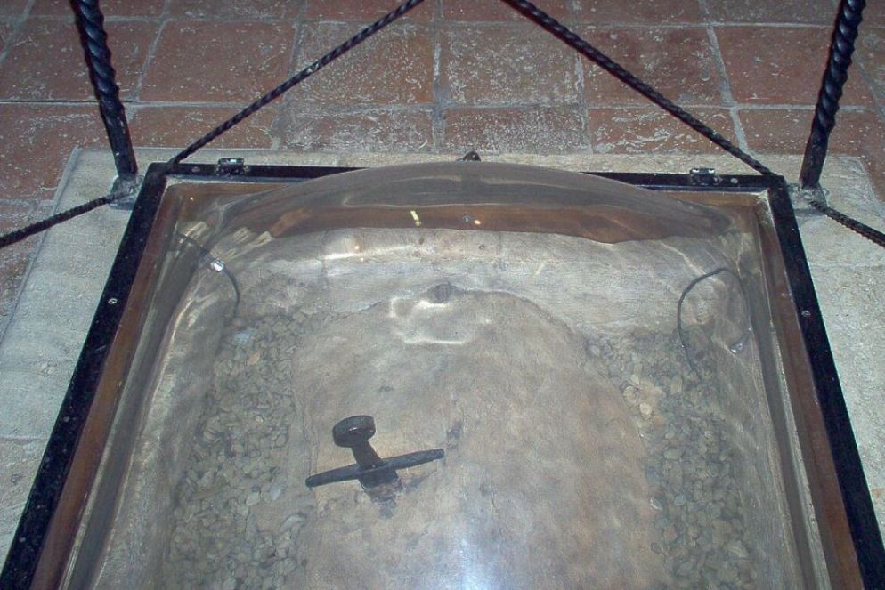 Eremo di Montesiepi, la teca con la spada nella roccia - © Alexmar983 - Wikimedia Commons