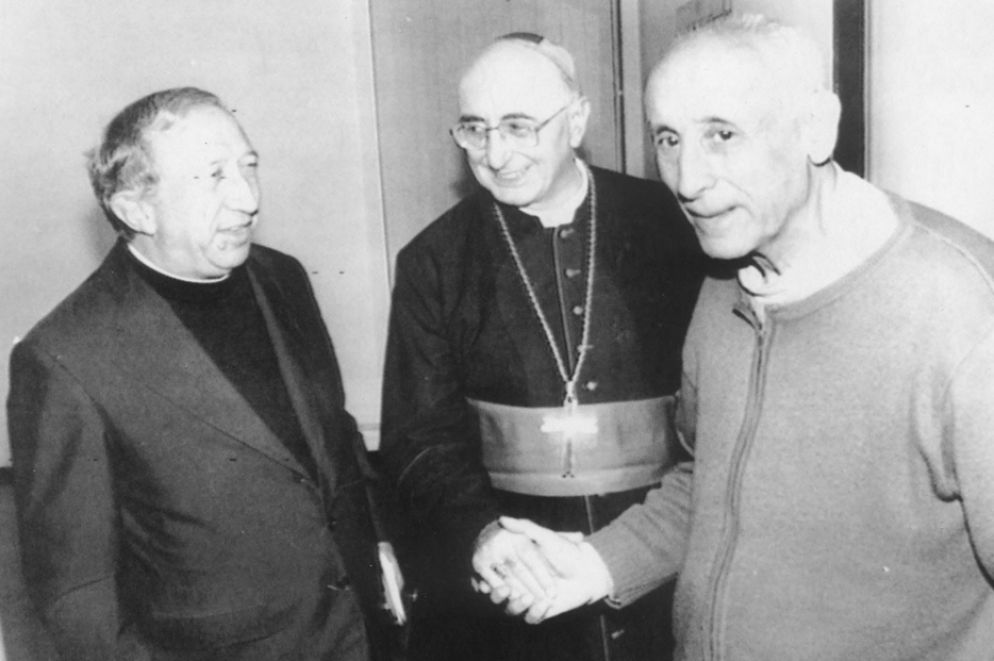 Il cardinale Giacomo Biffi tra don Luigi Giussani (a sinistra) e don Giuseppr Dossetti - Ansa