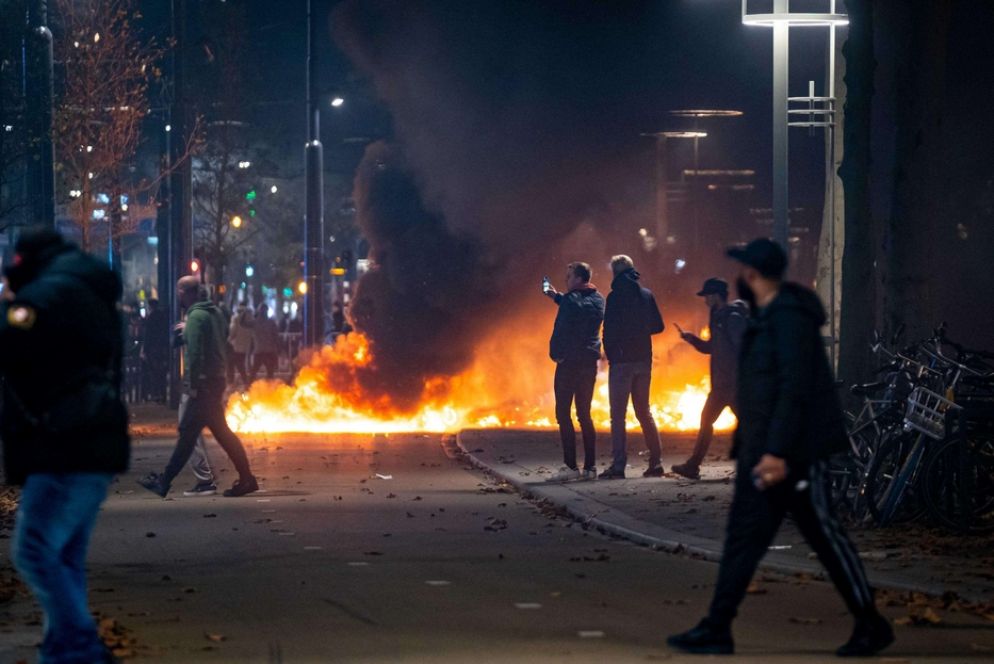 Le proteste a Rotterdam sono durate tutta la notte - Ansa