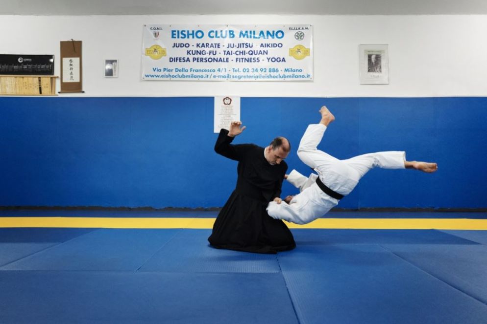Una delle foto del progetto “Mens sana in corpore sano” di Stefano Guindani allo spazio Leica Galerie di Milano:don Matteo Baraldi sul tatami - © Stefano Guindani