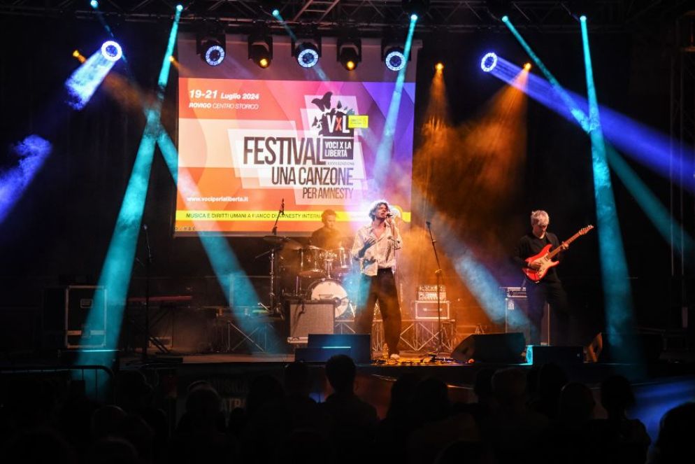 Emanuele Conte uno dei giovani concorrenti di "Voci per la libertà - Una canzone per Amnesty" sul palco di Rovigo - Foto di Andrea "Artax" Artosi