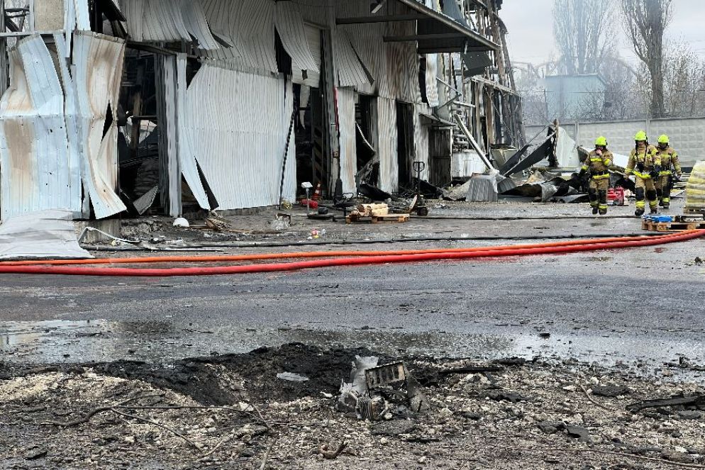Il cratere lasciato da uno dei droni russi che hanno bombardato il centro logistico a Kiev - Gambassi