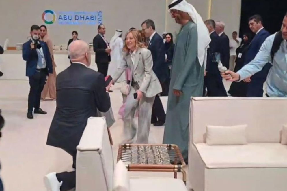 Il presidente albanese Rama si inginocchia davanti alla premier Meloni - ANSA