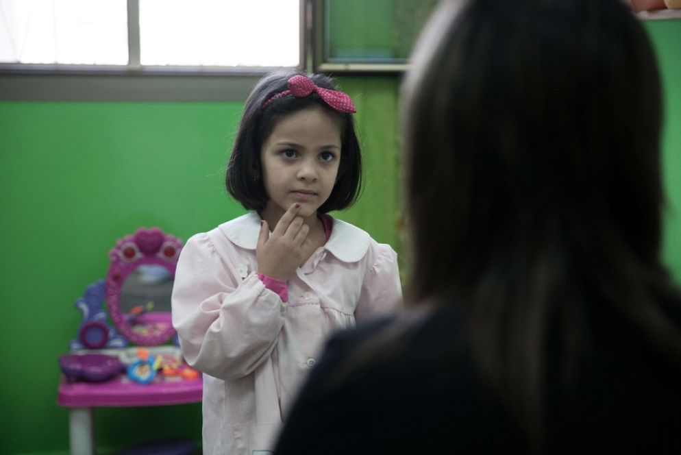 Un alunno sordo durante una seduta di riabilitazione fonetica all'Istituto Effetà di Betlemme voluto da Paolo VI - Fondazione Giovanni Paolo II