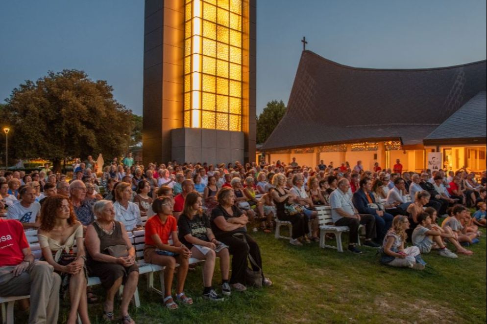 Il pubblico accorso alla serata - .
