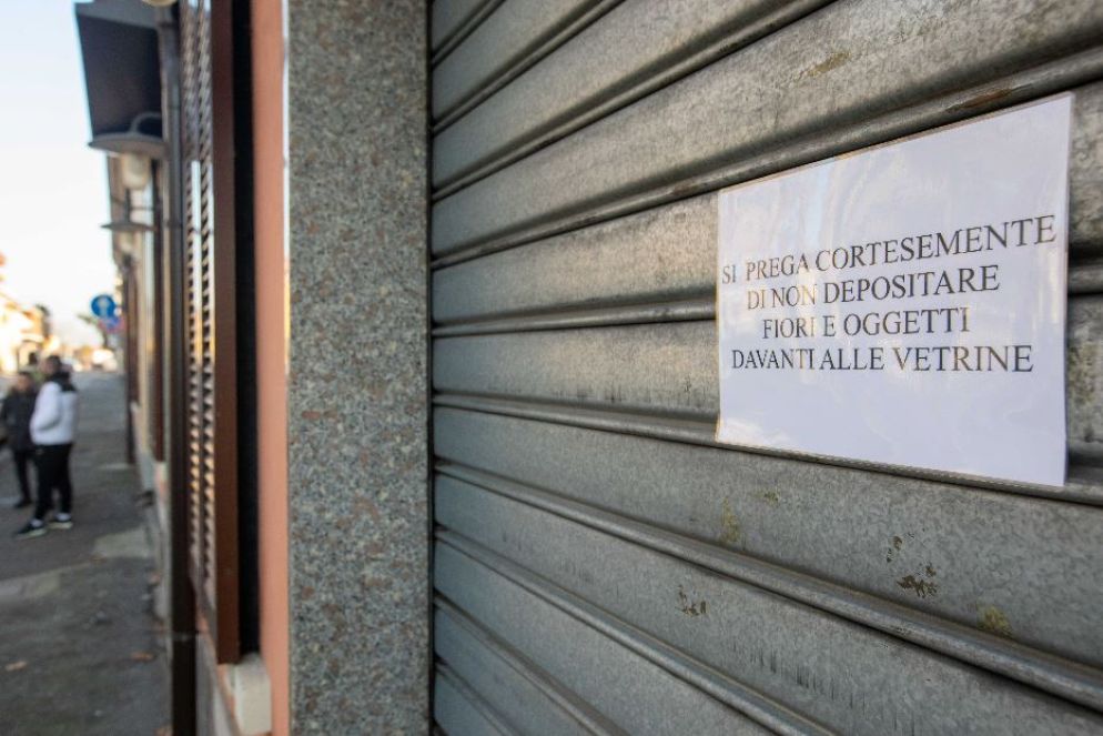 Il cartello appeso alla saracinesca del locale chiuso - Fotogramma