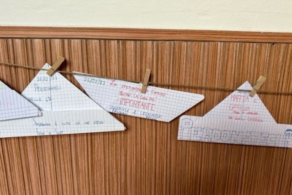 Gli alunni della IV A elementare dell'Istituto Santa Gemma di Milano riflettono sul ìtragico naufragio di Cutro - .